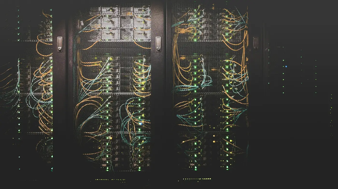 Servidores em um data center, onde o sistema fica hospedado