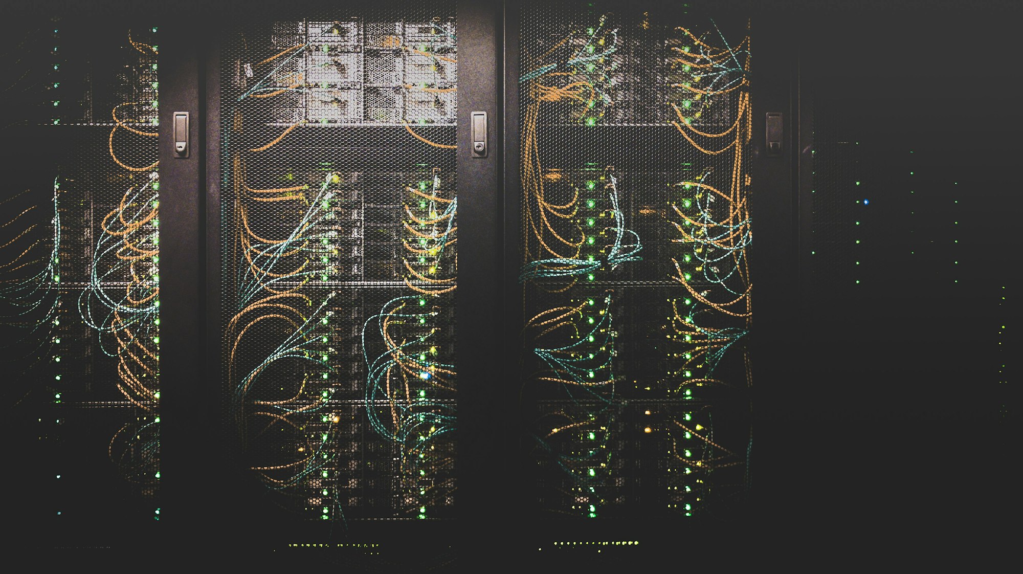 Servidores em um data center, onde o sistema fica hospedado